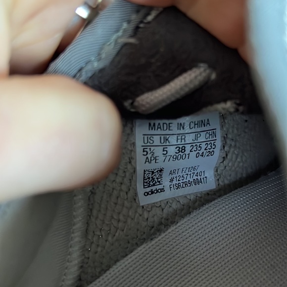 Unisex brown/grey yeezy’s - Picture 7 of 7